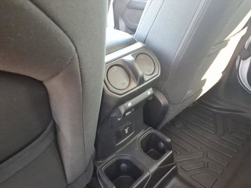 Used 2019 Jeep Wrangler Unlimited Sahara image 23