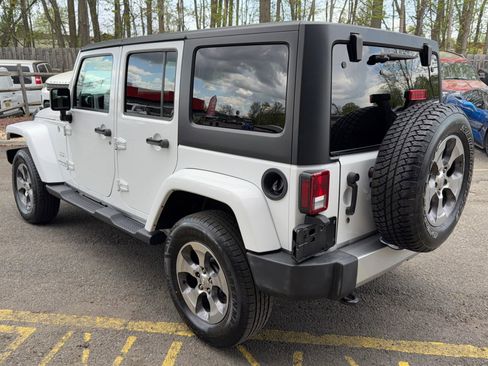 Used 2018 Jeep Wrangler Unlimited Sahara w/ Connectivity Group image 7