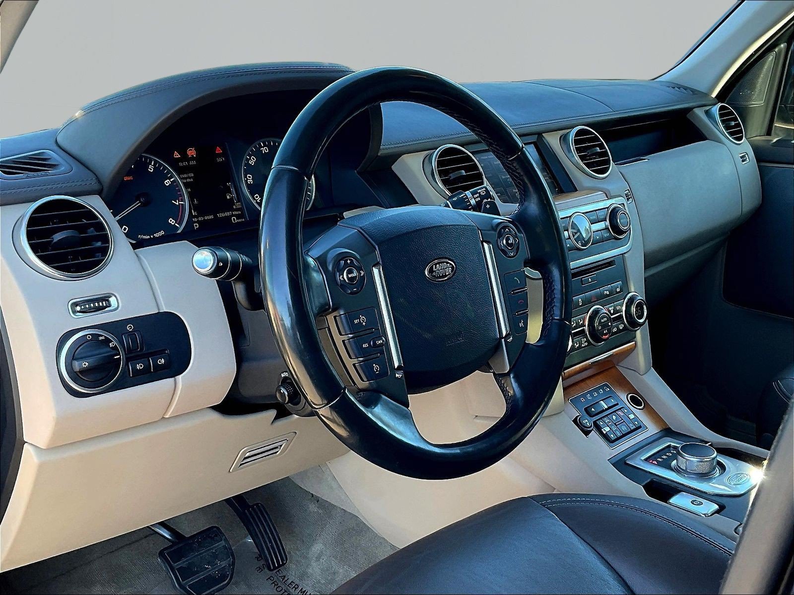 Used 2014 Land Rover LR4 HSE LUX AWD/4WD image 16