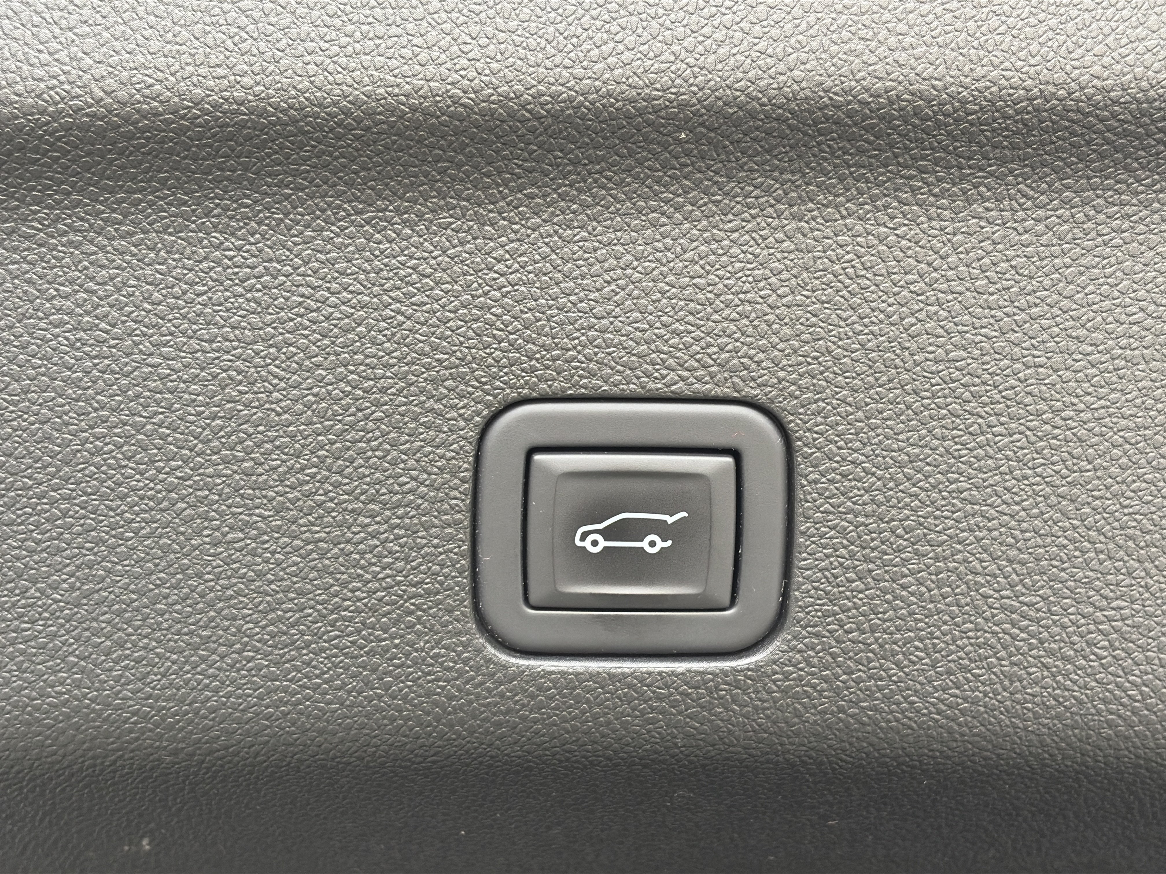 Used 2023 GMC Yukon Denali Ultimate w/ LPO, Floor Liner Package AWD/4WD image 17