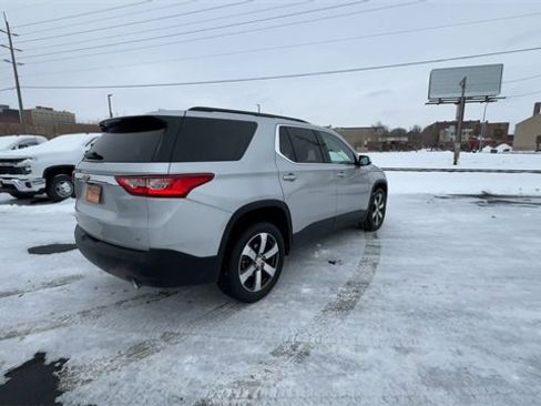 Used 2020 Chevrolet Traverse LT w/ LT Premium Package image 8