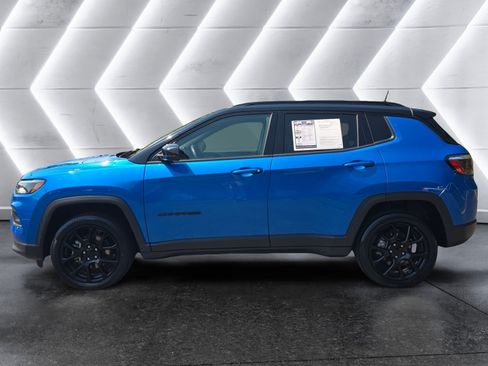 Used 2022 Jeep Compass Latitude w/ Convenience Group AWD/4WD image 2