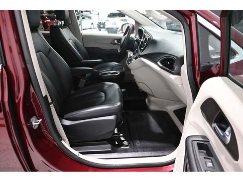 Used 2018 Chrysler Pacifica Touring-L FWD image 15