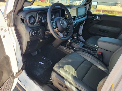 New 2025 Jeep Gladiator Mojave image 9