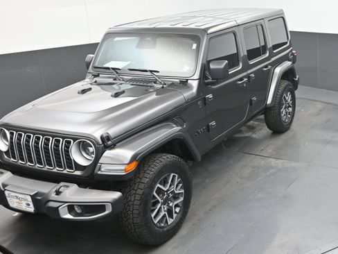 Used 2025 Jeep Wrangler Unlimited Sahara AWD/4WD image 34