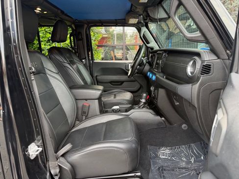 Used 2019 Jeep Wrangler Unlimited Sahara w/ Quick Order Package 24M Moab AWD/4WD image 33