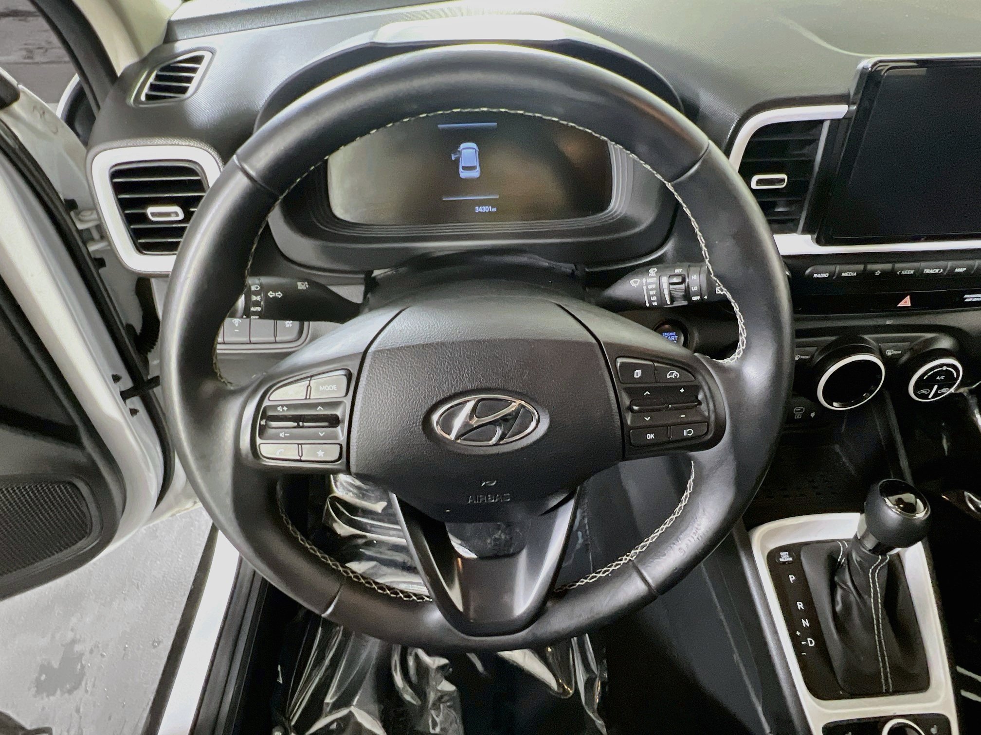 Used 2023 Hyundai Venue Limited FWD image 11