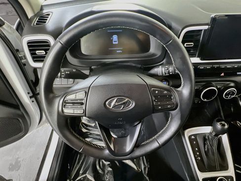 Used 2023 Hyundai Venue Limited FWD image 11