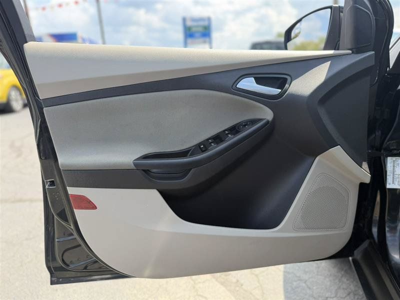 Used 2013 Ford Focus SE w/ Cargo Management Pkg FWD image 9