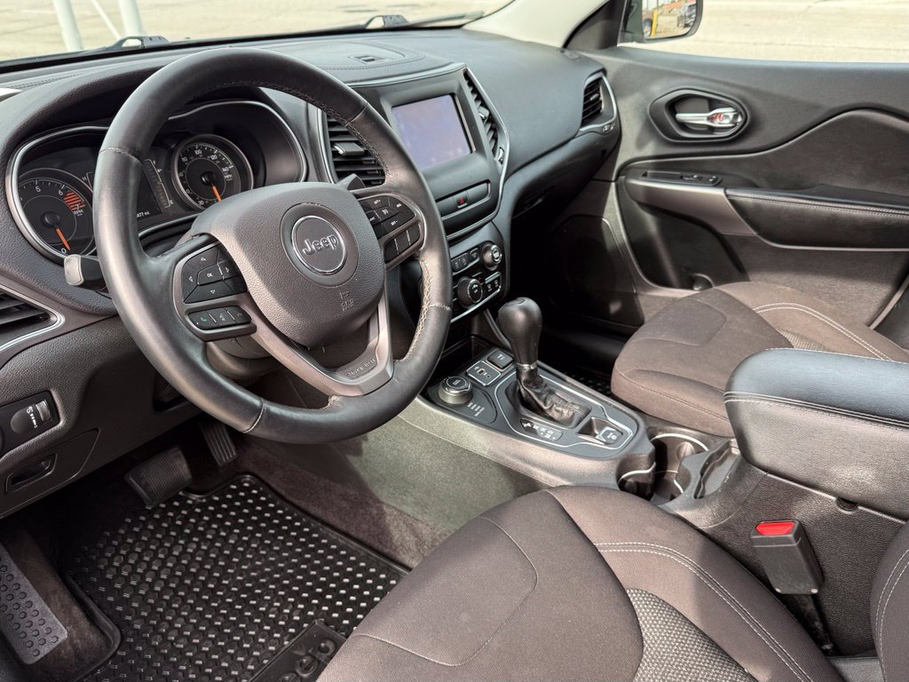 Used 2019 Jeep Cherokee Latitude w/ Cold Weather Group AWD/4WD image 25