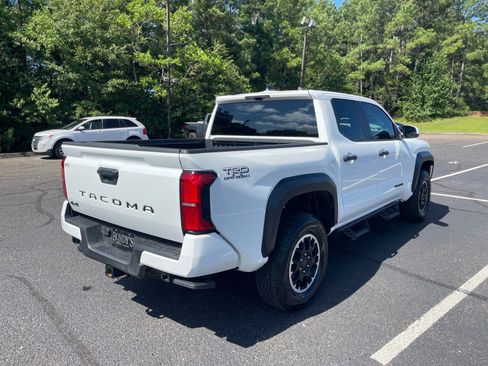 Used 2025 Toyota Tacoma TRD Off-Road AWD/4WD image 17