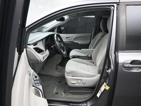 Used 2018 Toyota Sienna LE w/ Carpet Mat Package FWD image 11