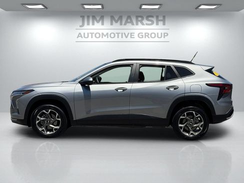 Used 2025 Chevrolet Trax LT FWD image 3