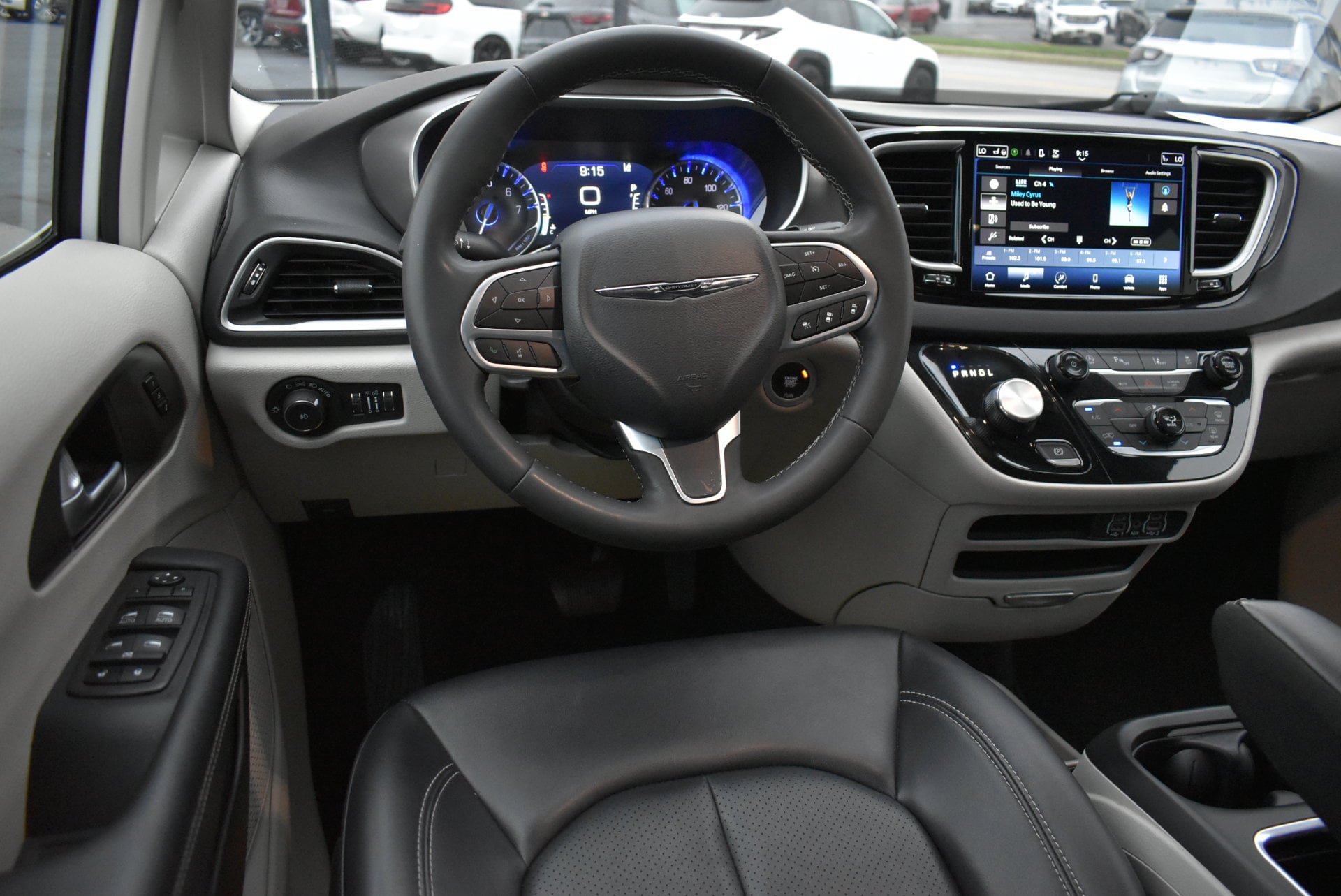 Used 2024 Chrysler Pacifica Touring-L FWD image 17