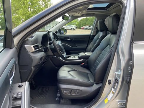 Used 2023 Toyota Highlander XLE AWD/4WD image 12