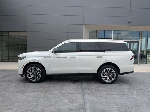 Certified 2025 Lincoln Navigator Reserve AWD/4WD image 7