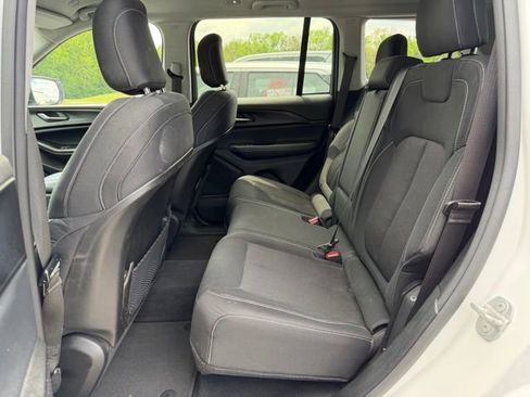 Used 2023 Jeep Grand Cherokee Laredo RWD image 9