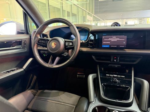 Certified 2025 Porsche Cayenne GTS AWD/4WD image 18