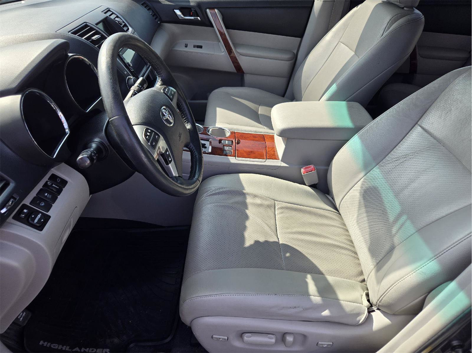 Used 2013 Toyota Highlander Limited FWD image 12