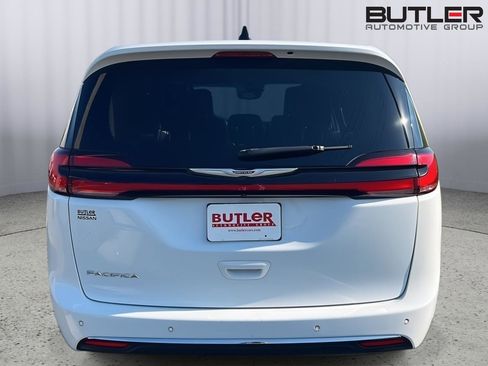 Used 2023 Chrysler Pacifica Touring-L image 5