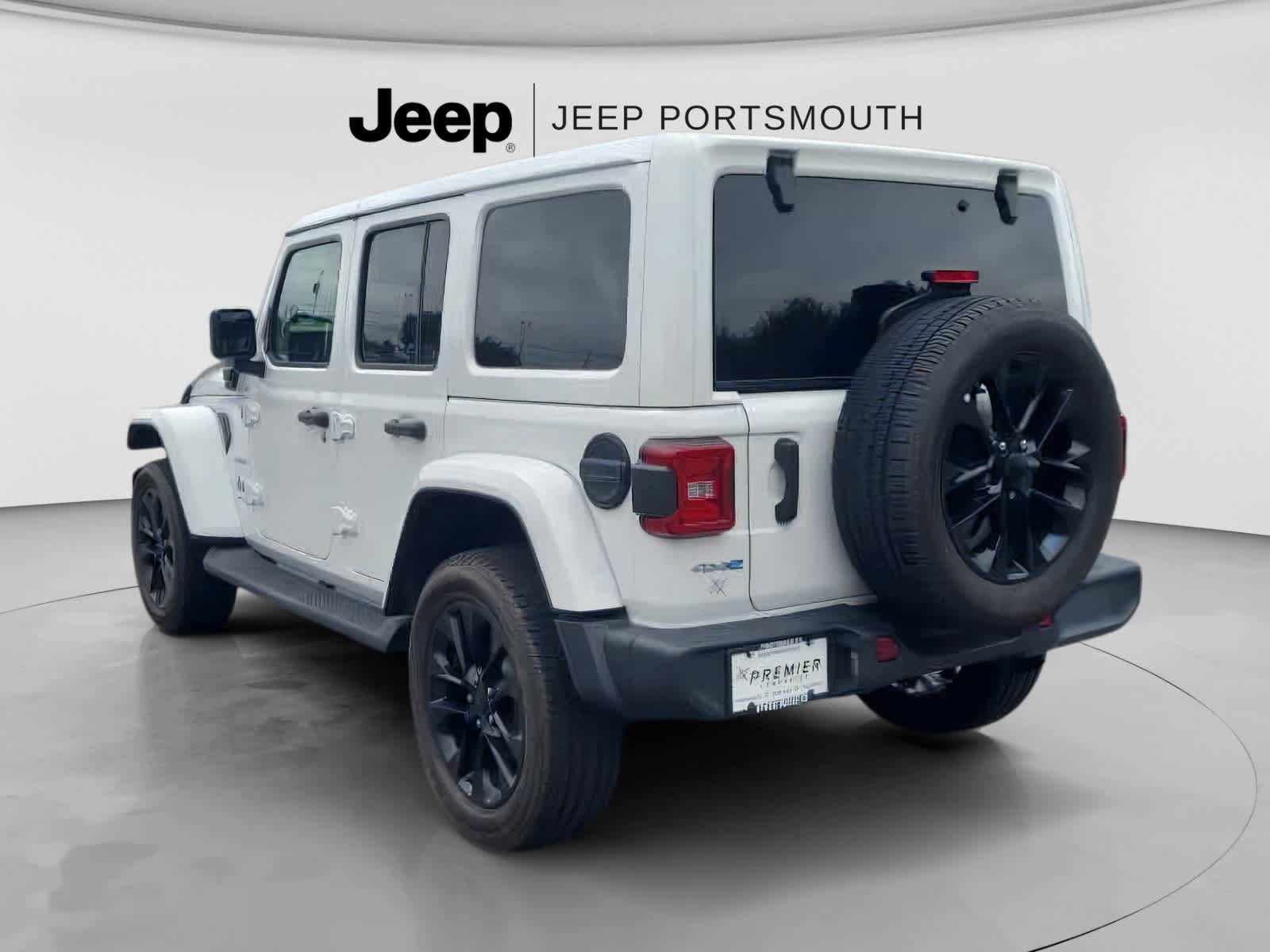 Used 2023 Jeep Wrangler Unlimited Sahara w/ Cold Weather Group AWD/4WD image 9
