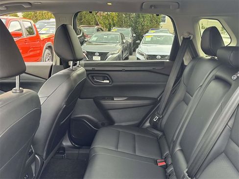 Used 2023 Nissan Rogue SV w/ SV Premium B Package image 13