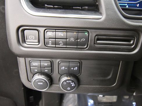 Used 2022 Chevrolet Suburban Z71 image 20