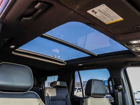 Used 2021 GMC Yukon SLT w/ SLT Premium Package image 17