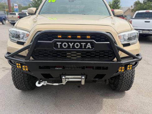 Used 2018 Toyota Tacoma TRD Off-Road w/ Technology Package AWD/4WD image 14