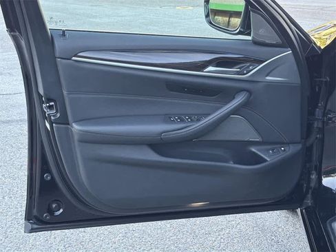 Used 2023 BMW 530e xDrive image 24