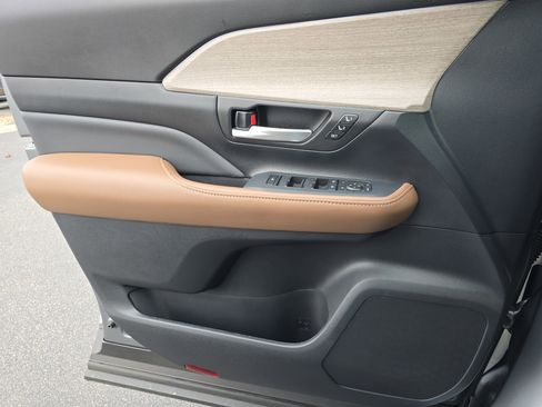 Certified 2025 Toyota Grand Highlander AWD image 29