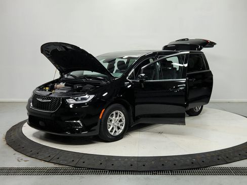 Used 2025 Chrysler Pacifica Select FWD image 13