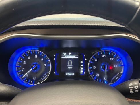 Used 2018 Chrysler Pacifica Touring-L FWD image 21