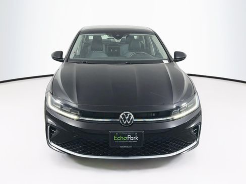 Used 2025 Volkswagen Jetta SE FWD image 2