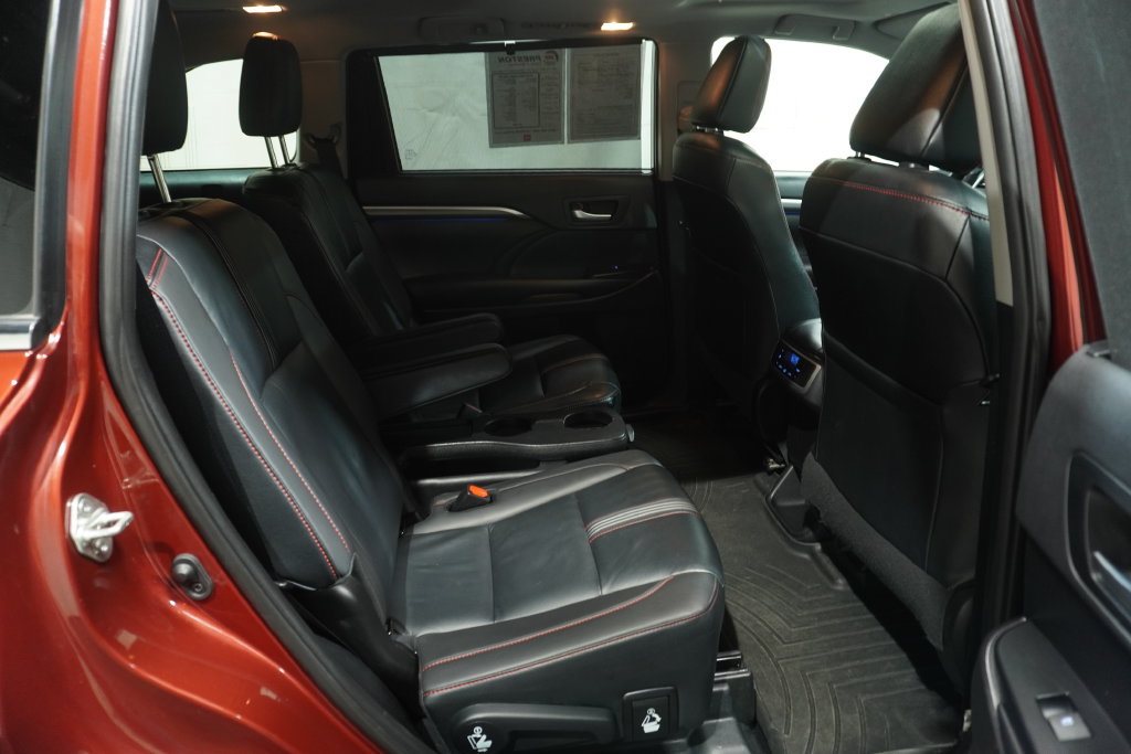 Used 2019 Toyota Highlander SE AWD/4WD image 16