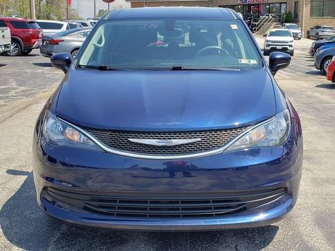 Used 2017 Chrysler Pacifica Touring FWD image 2