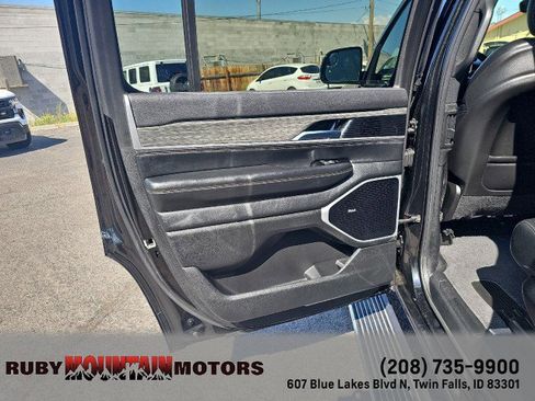 Used 2022 Jeep Wagoneer Series III w/ Premium Group I AWD/4WD image 29