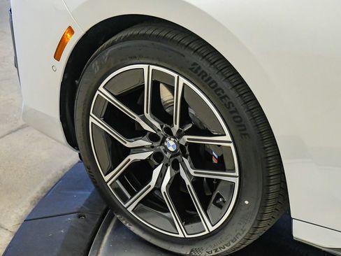 Used 2025 BMW 740i w/ Premium Package RWD image 9
