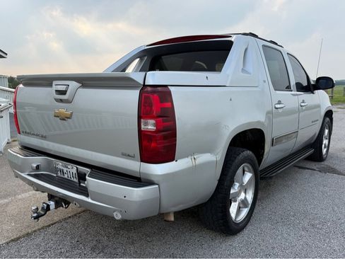 Used 2011 Chevrolet Avalanche LT w/ Regional Value Package AWD/4WD image 5