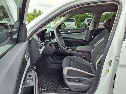 Used 2025 Volkswagen Atlas Peak Edition SE AWD/4WD image 71