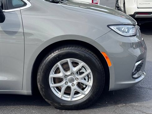 Used 2023 Chrysler Pacifica Touring-L FWD image 43