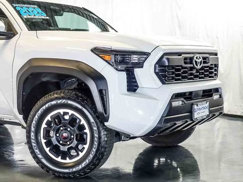 Used 2025 Toyota Tacoma TRD Off-Road AWD/4WD image 3