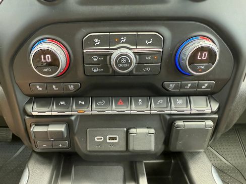 Used 2022 Chevrolet Silverado 1500 High Country w/ Technology Package AWD/4WD image 29