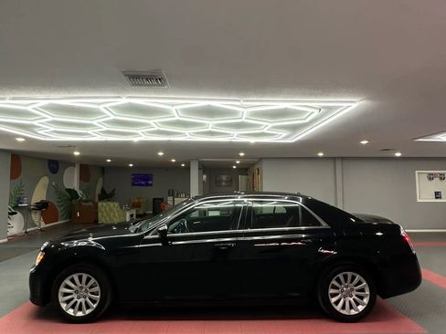 Used 2013 Chrysler 300 RWD image 3