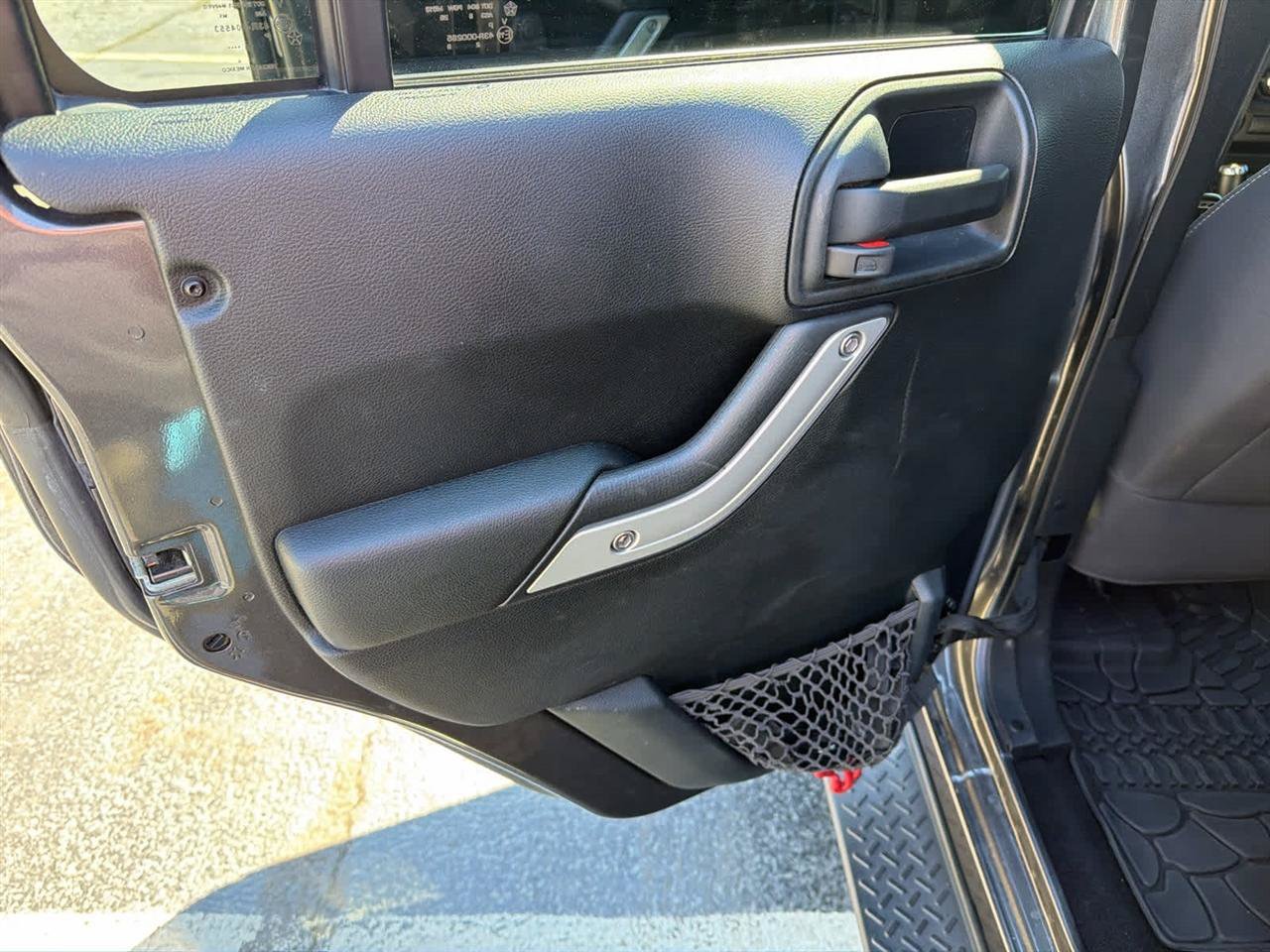 Used 2017 Jeep Wrangler Unlimited Sahara w/ Connectivity Group AWD/4WD image 16