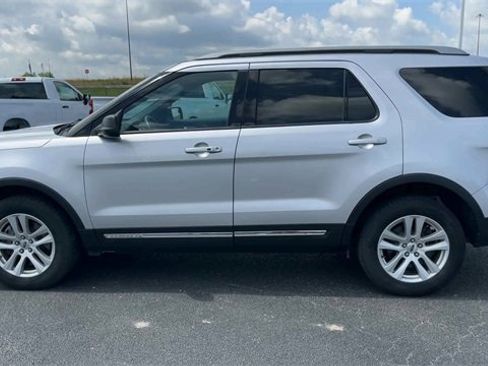 Used 2019 Ford Explorer XLT image 5