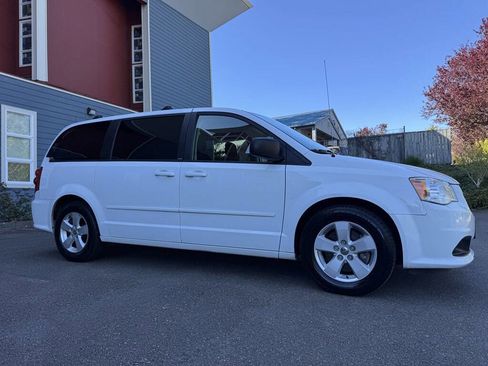 Used 2013 Dodge Grand Caravan SE FWD image 2