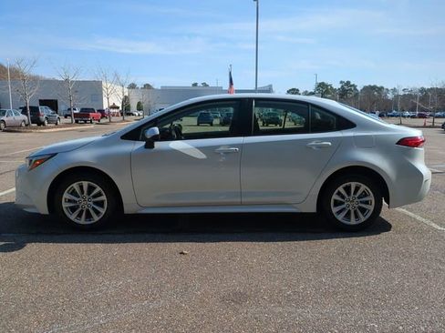 Used 2024 Toyota Corolla LE w/ LE Convenience Package image 7