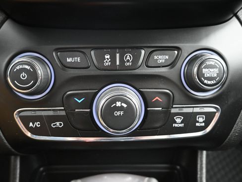 Used 2019 Jeep Cherokee Latitude Plus w/ Cold Weather Group AWD/4WD image 17