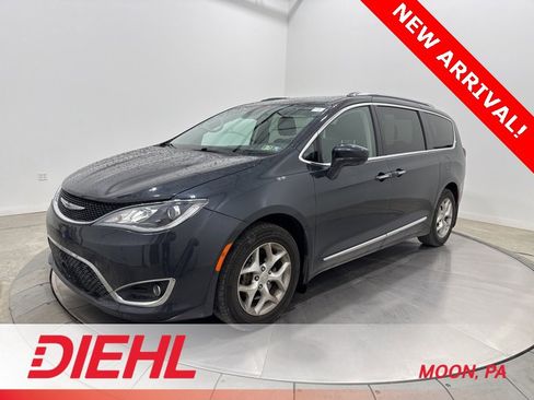 Used 2019 Chrysler Pacifica Touring-L w/ Advanced Safetytec Group image 3